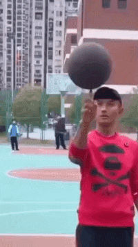 爆笑GIF动图：小伙子有前途啊，看到妹子立马选择放弃姐姐