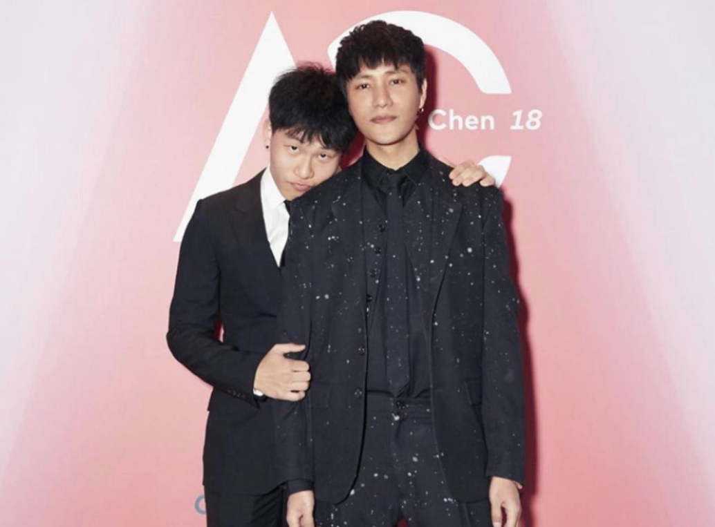 Chen Kun's son posed for a photo with the beautiful woman, behaving ...