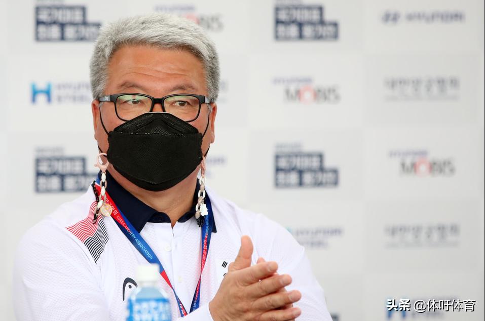 The head coach of the South Korean archery team leaves office and is