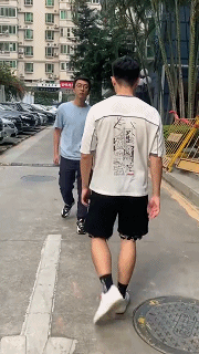 搞笑动图：如何巧妙的在气势上压倒对手？