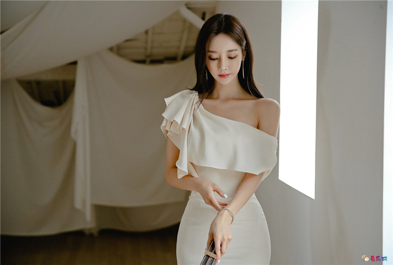 孙允珠丨凤蝶幽梦白鸢尾芳荷露肩礼裙