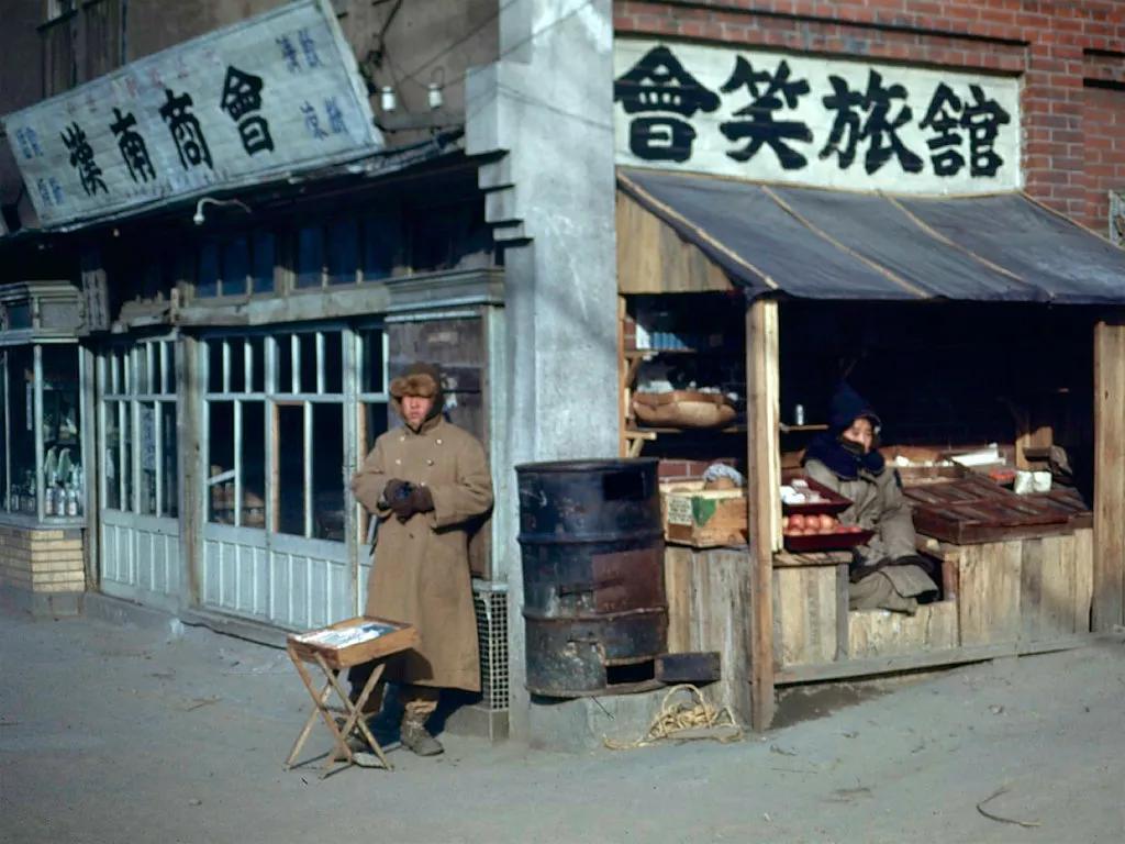 Chinese signboards full of streets in Seoul, South Korea in 1949 - iNEWS