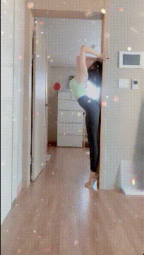 百看不厌的美女动图：这车太棒了，空间很大！