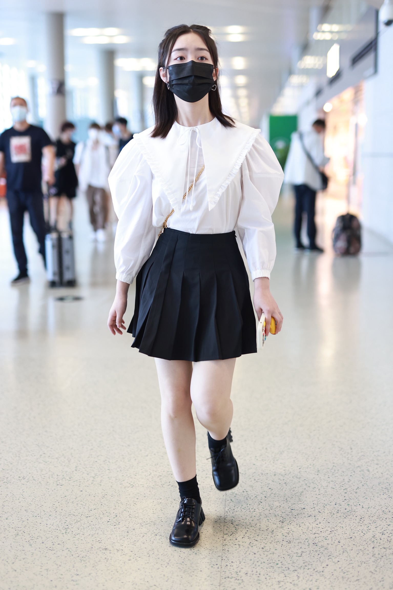 After 06, Xiaohua Deng Enxi wears a doll collar shirt with a short ...