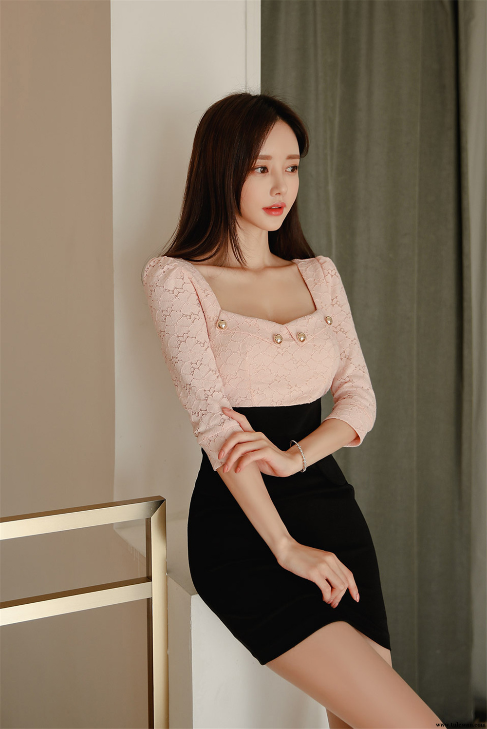 孙允珠丨娇可粉蕊经典知性弧领拼搭裙