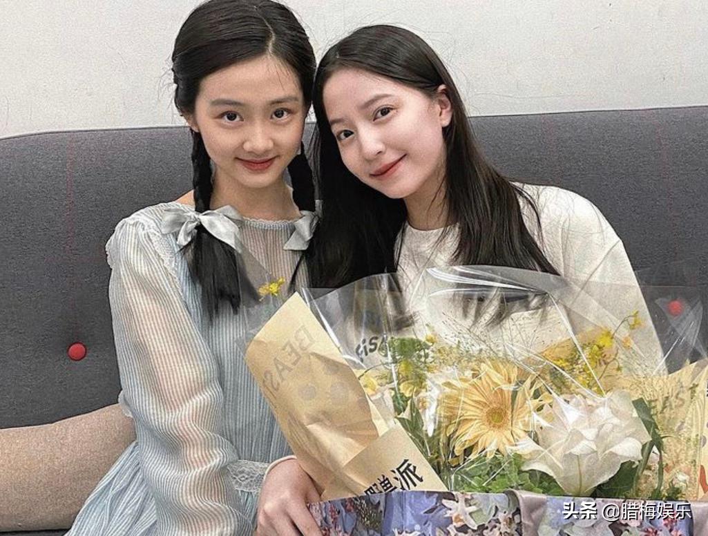 Duoduo and Ouyang Nana's sister took a photo, they are only 2 years ...