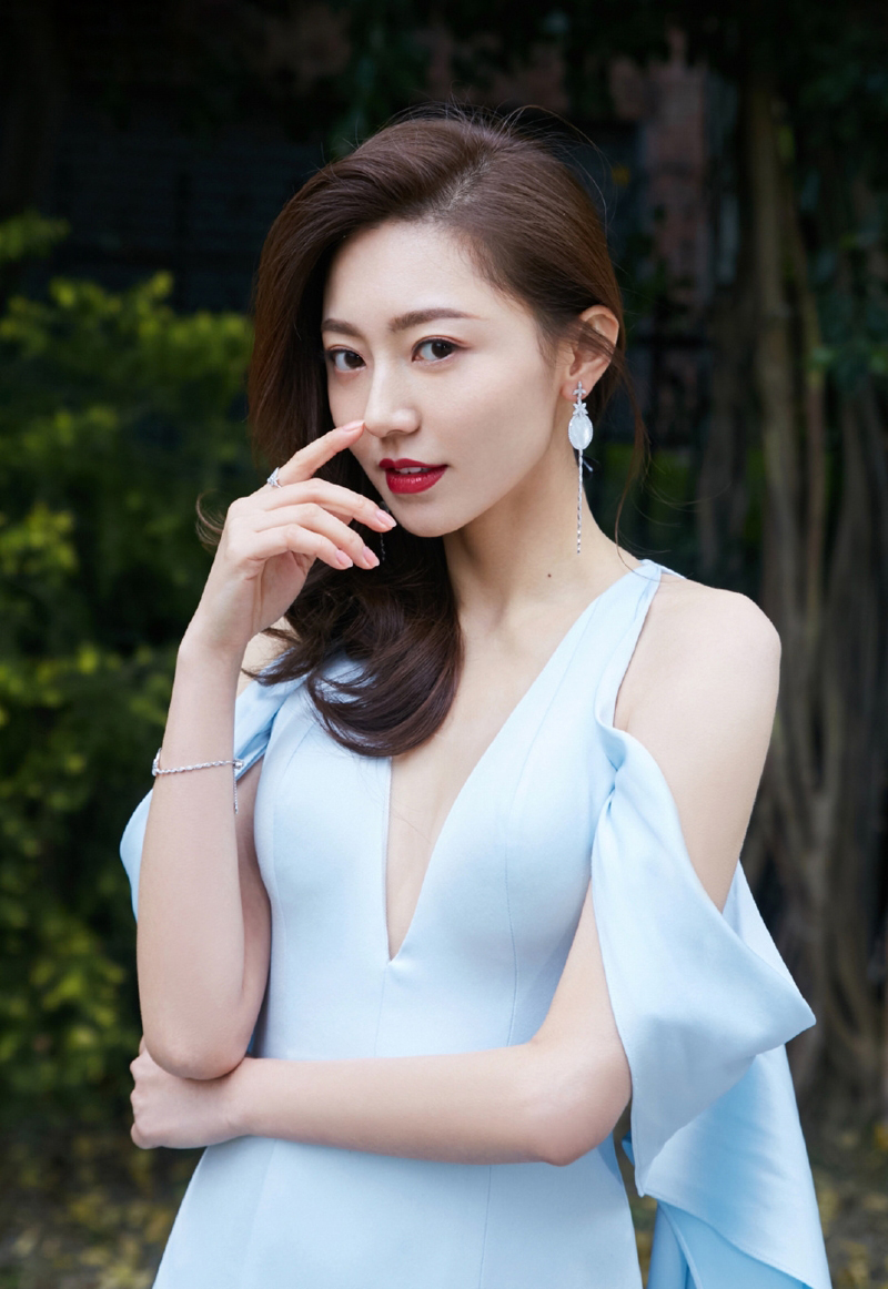 Huang Mengying sexy vacuum ultra-deep V photo, white and tender skin 