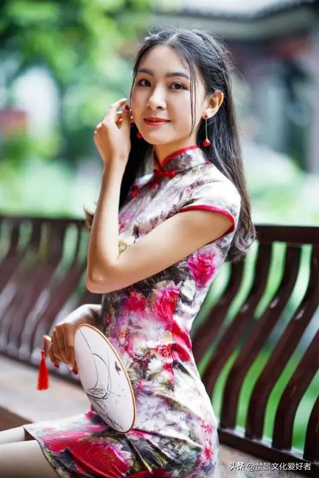 The encounter between cheongsam and bonsai, a kind of alluring beauty ...