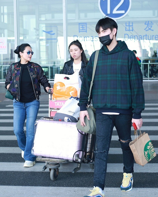 Chen Feiyu and his mother Chen Hong are walking together. The mother ...