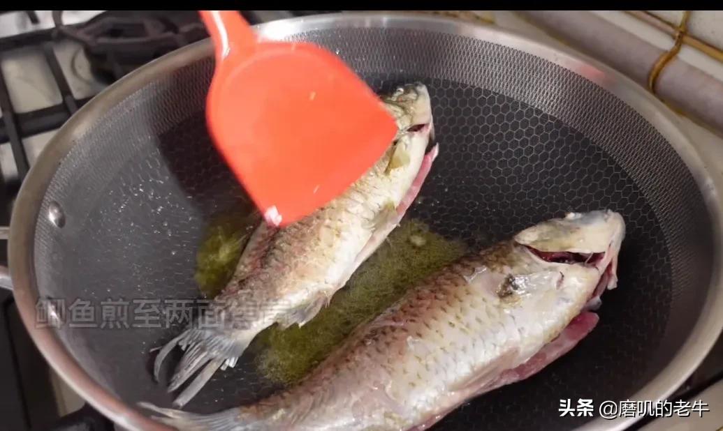 Stingless crucian carp tofu soup, children drink this soup more, they