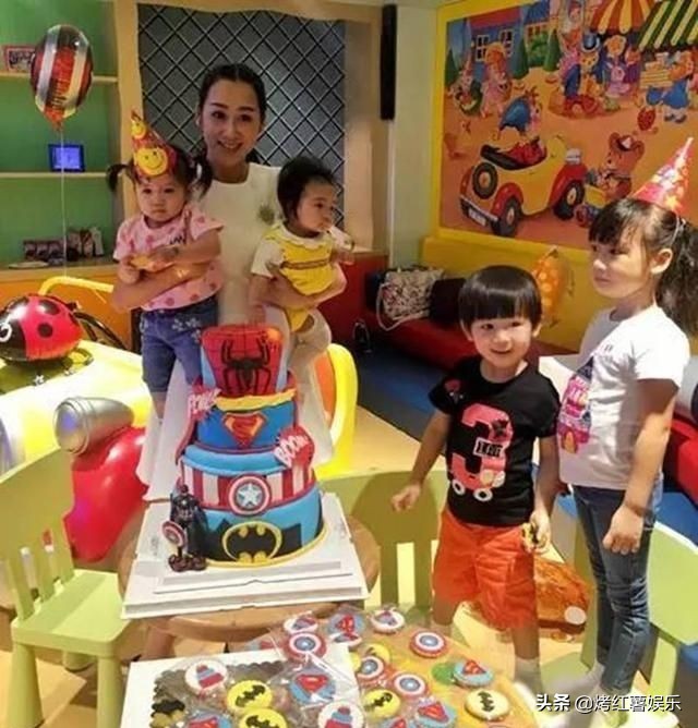 Jiang Lisha wears a T-shirt one-piece swimsuit full of hotness, Chen ...
