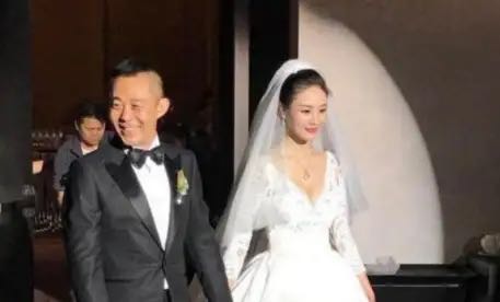 54-year-old Hou Yong brought his three-married and beautiful wife to ...