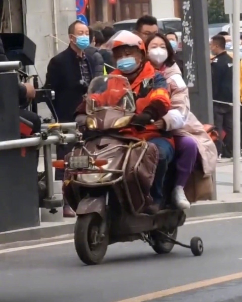 Jia Ling's new play is exposed by Reuters!Cycling Zhou Dongyu's body ...