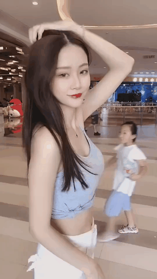 垂涎欲滴美女图GIF：妹子，别占着位置不开车了！