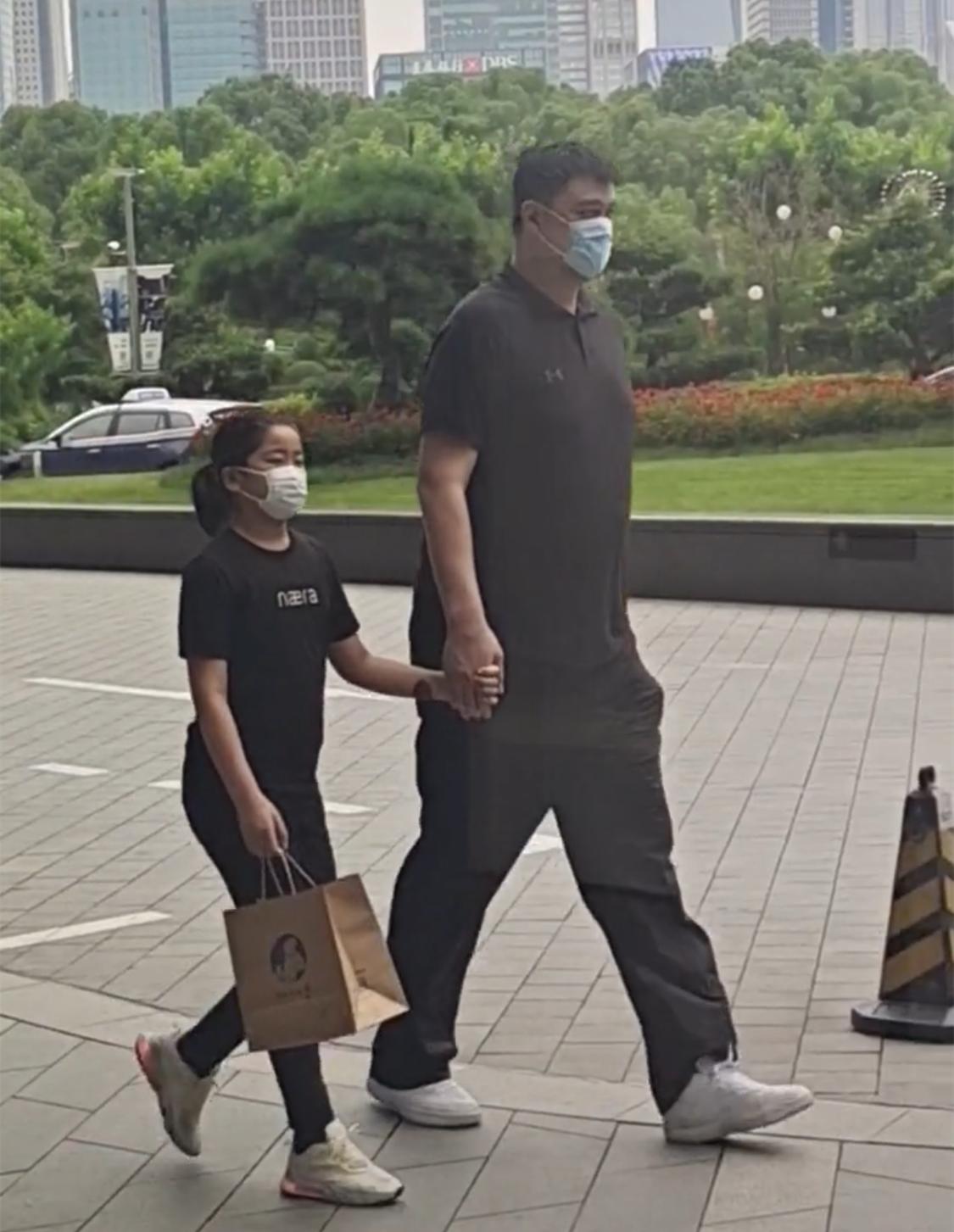 Yao Ming and his daughter are holding hands for shopping. 11-year-old ...