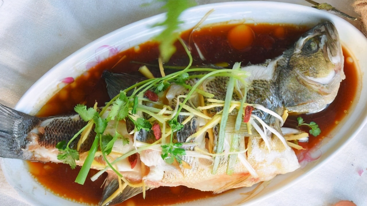Teach you the tips for steaming fish, the steamed fish has no fishy