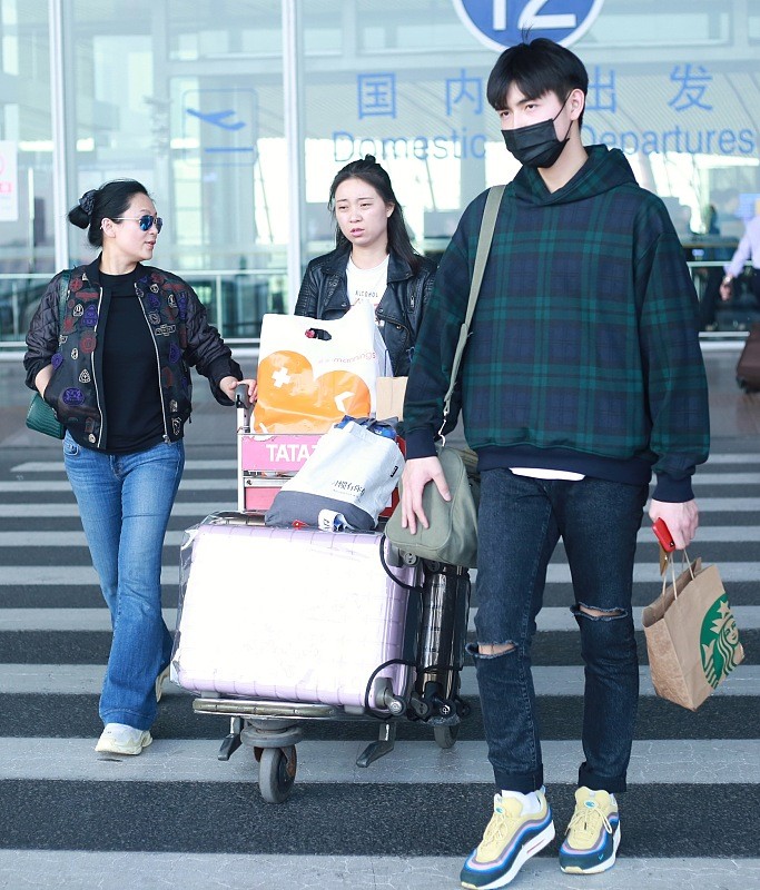 Chen Feiyu and his mother Chen Hong are walking together. The mother ...