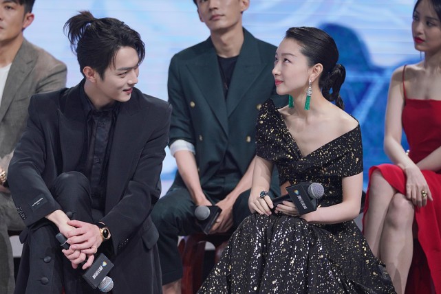 Zhou Dongyu and Xu Kai embrace the subtle atmosphere, the bronzing dress is  a bit short, but the skin is really fair - iNEWS