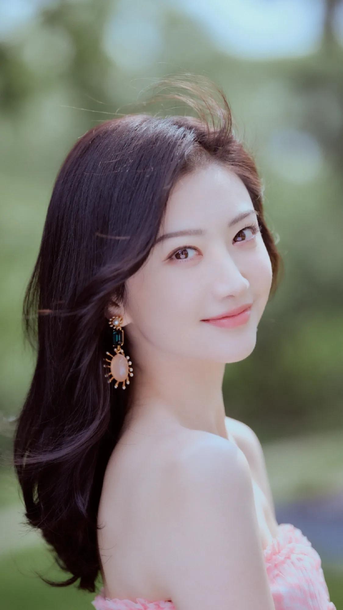 Jing Tian is so beautiful, everyday life is like a fairy tale happily ...