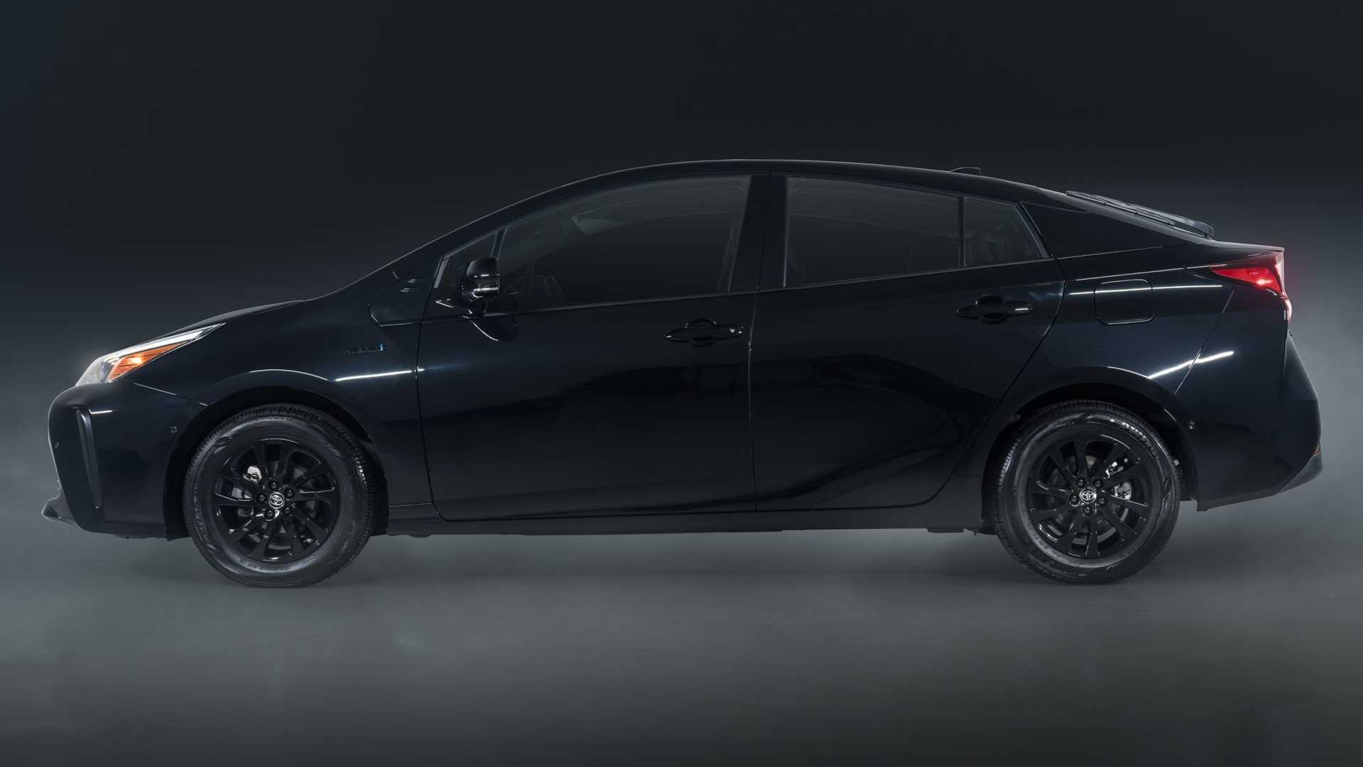 The whole car is blackened, and the configuration is rich. Toyota