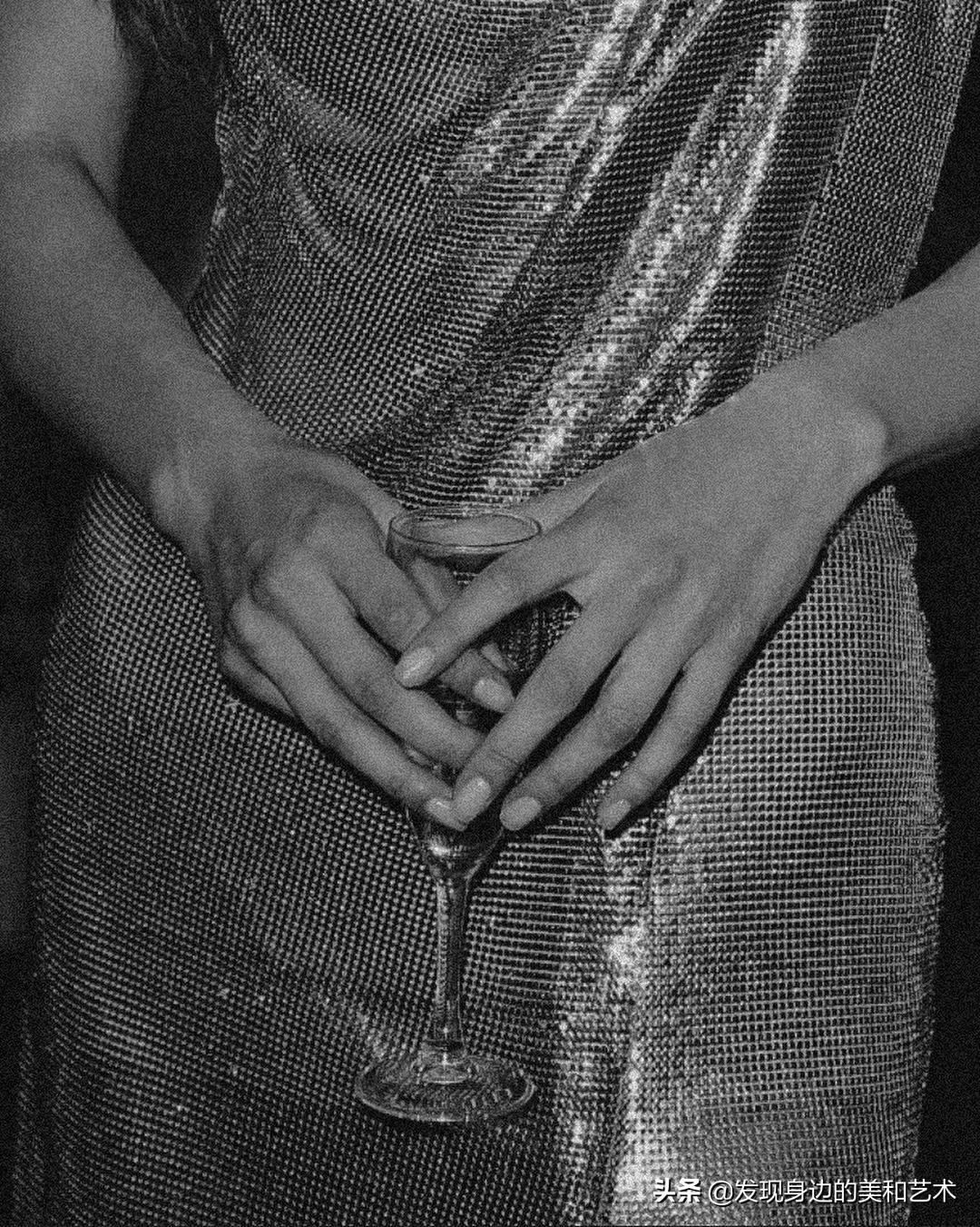 Bella Hadid Rome's Versace gold dress for the event of Bulgari, sparkling and lovely iNEWS