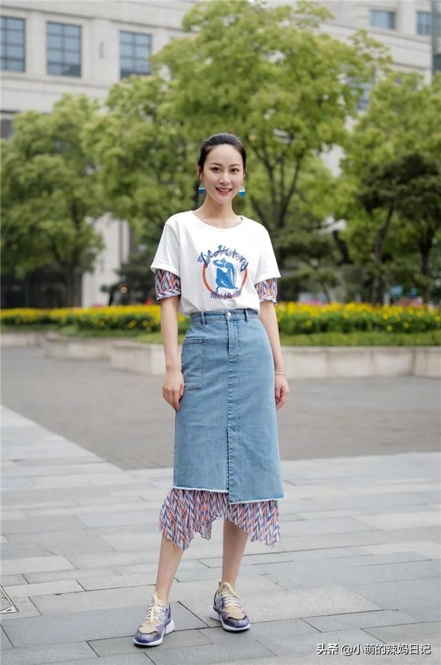 Put away your high heels!"Sports shoes + skirt" is the most fashionable