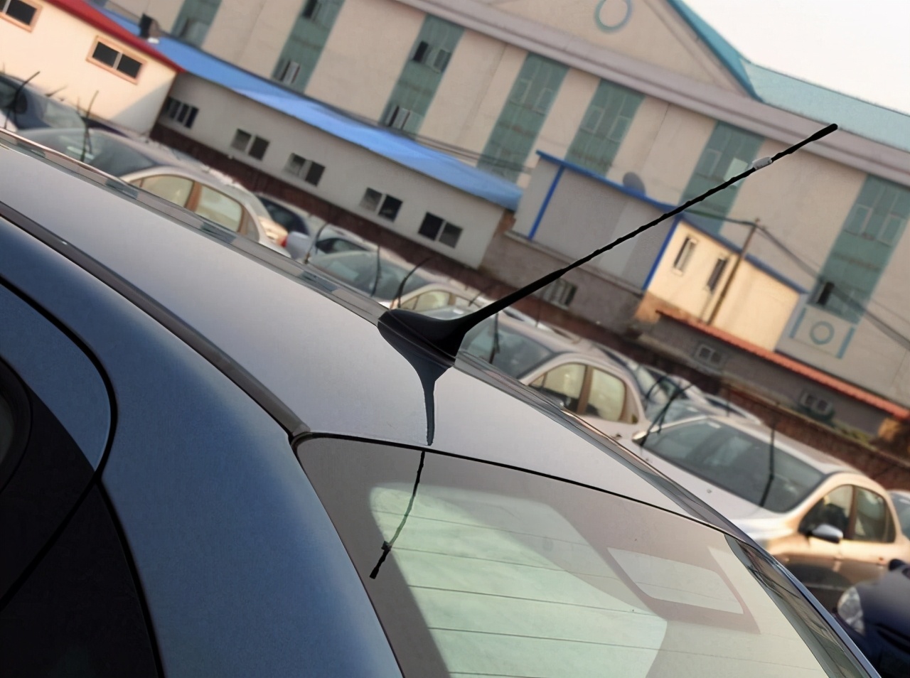 Why are there many "horizontal lines" on the rear windshield?Veteran