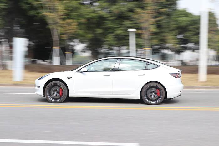 Tesla Model 3 Fast Tesla Model 3 high performance test, zero hundred acceleration ...