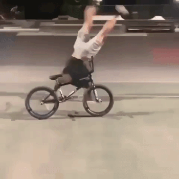 搞笑动图GIF：这，灵魂都被踹出窍了！