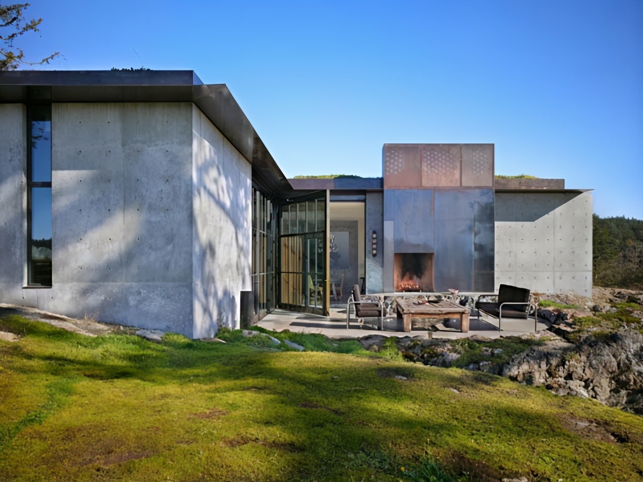 Architectural design of the retreat house in the rock in the United ...