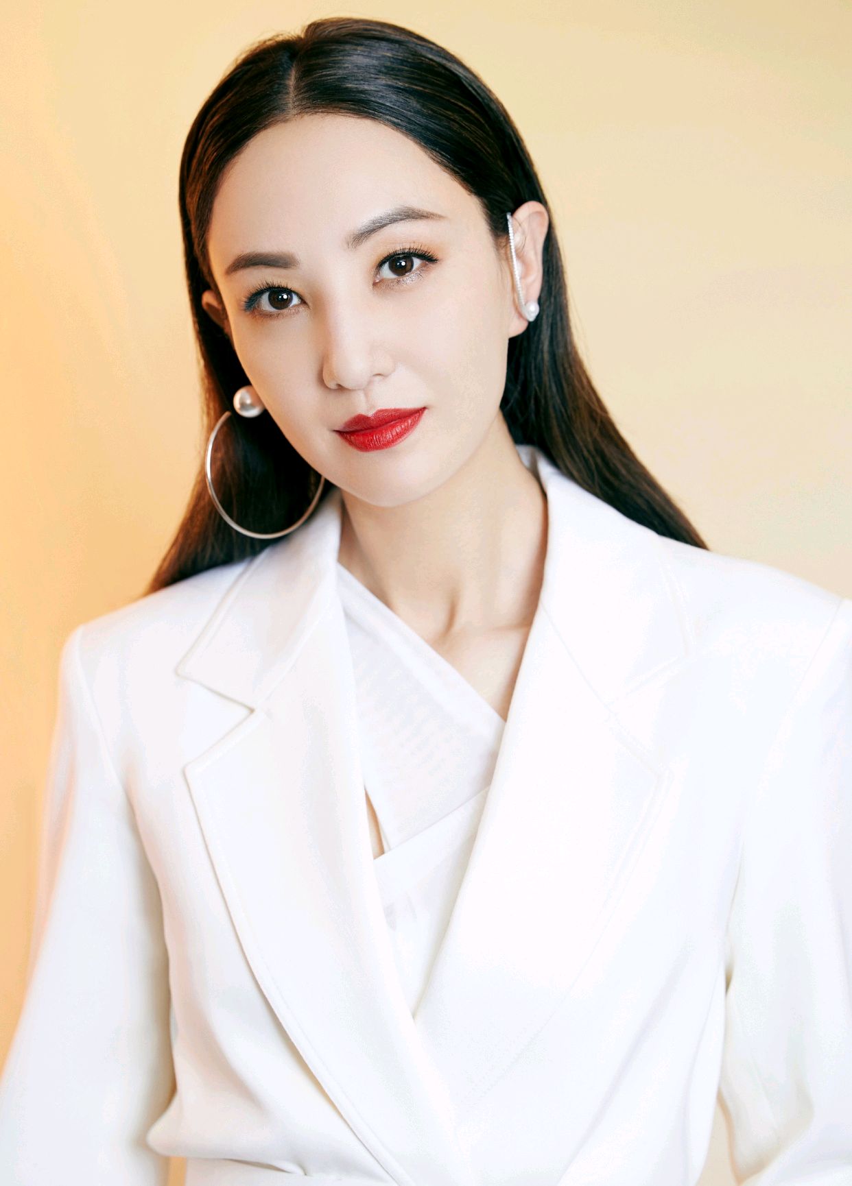 Zheng Xiyi wears a white suit and is very aura. She cleverly uses a ...