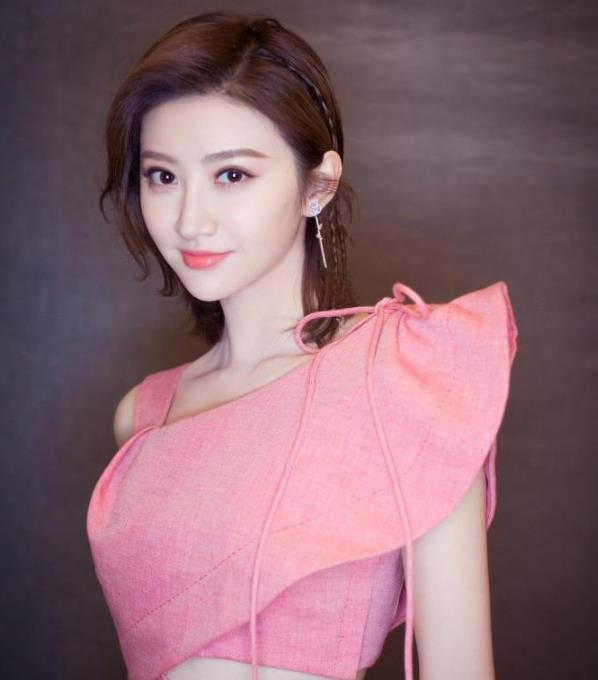 There is a stunning picture called Jing Tian. After seeing her full ...