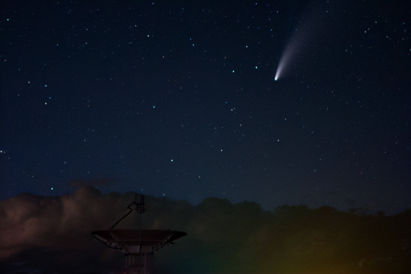 The super giant comet flies to the earth and will leave the solar ...