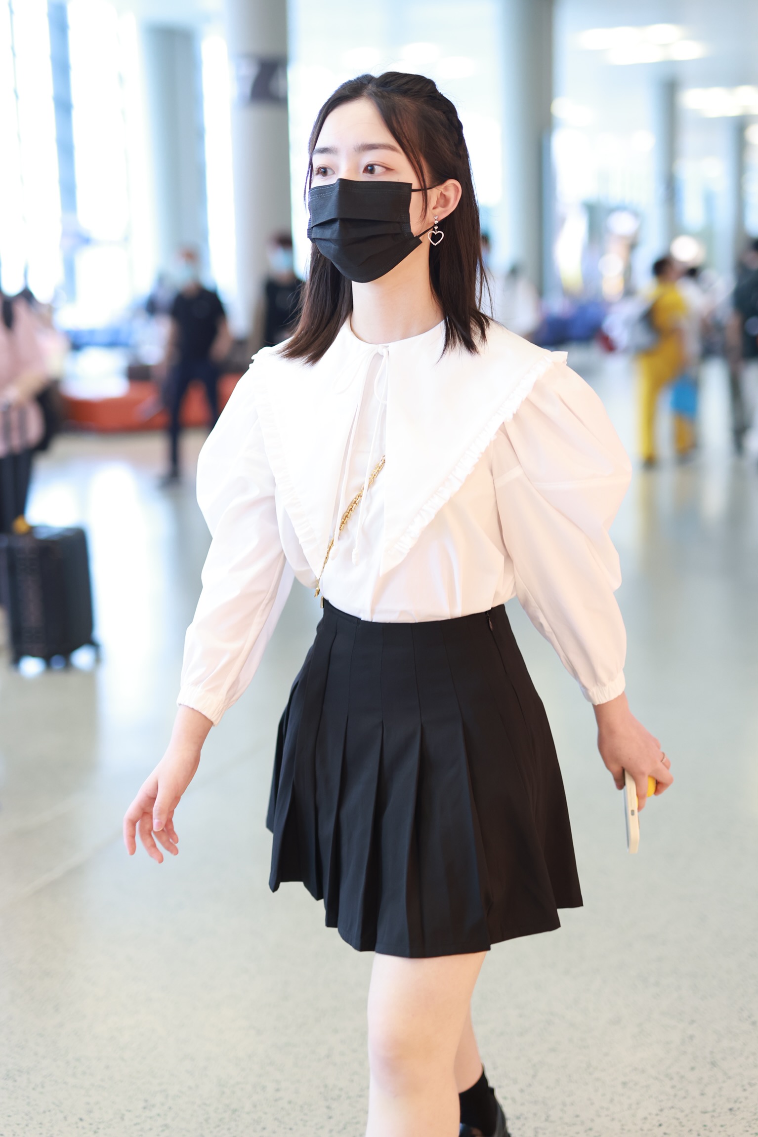After 06, Xiaohua Deng Enxi wears a doll collar shirt with a short ...
