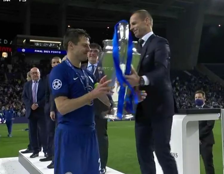 16500 fans witnessed that Chelsea held up the Champions League trophy ...