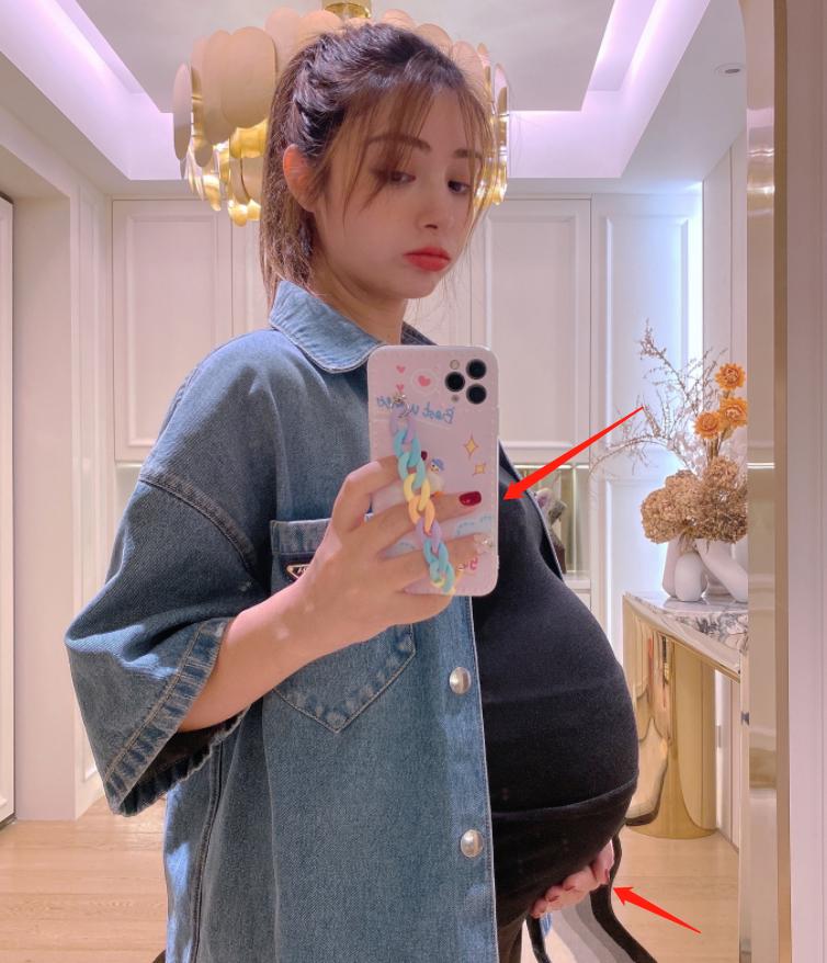 Medina took pictures with a huge belly for 9 months!If the belly is too