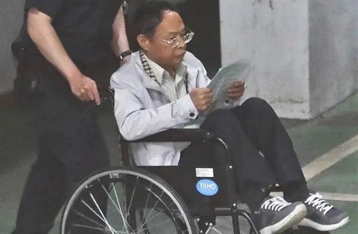 台湾最大邪教头子成国民偶像，67的他靠发专辑俘获无数大妈粉