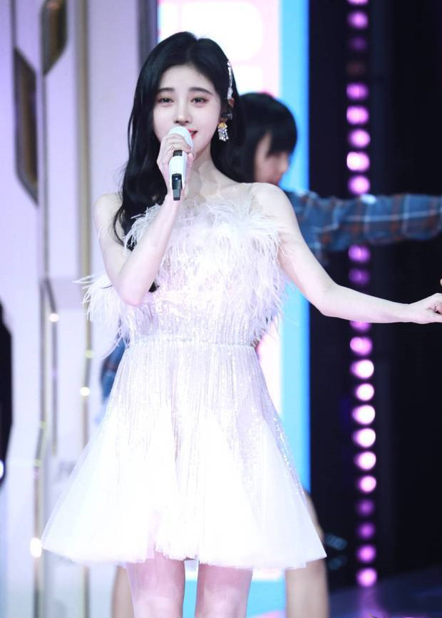 Ju Jingyi on the stage is confident. Although she is less than 160 in ...