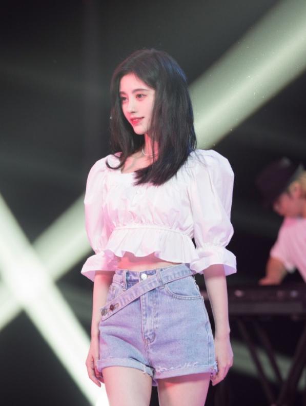 Ju Jingyi finally wore it right, the green long velvet suspender skirt ...