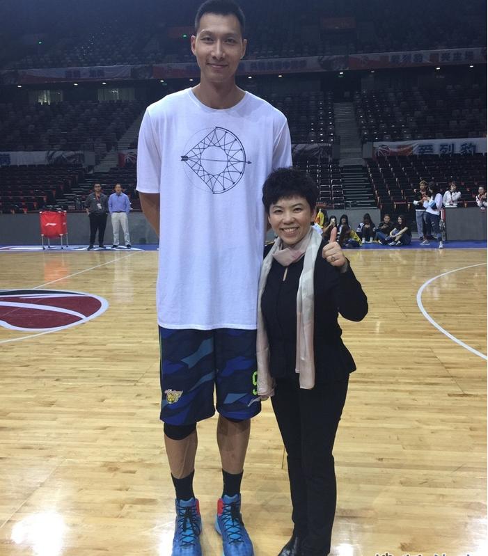 Close photo of basketball superstar Yi Jianlian and his friend Kobe Yao ...