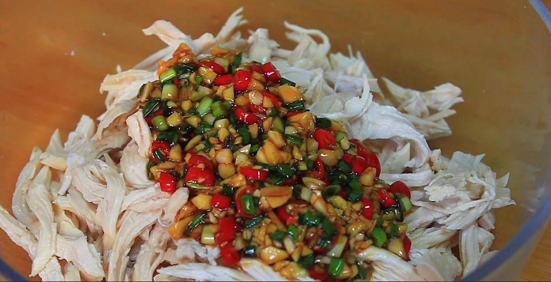 When chicken is blanched, do not use cooking wine, use "Chicken Three