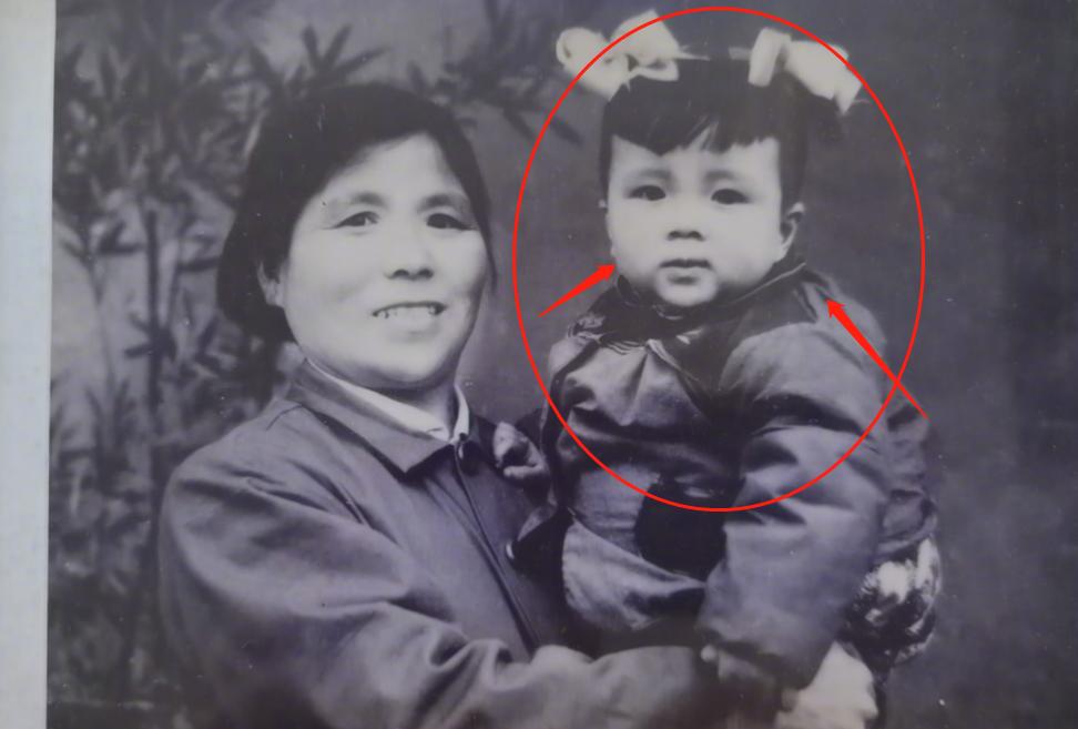 Huang Shengyi shared his mother's young photos, Yang Zi's childhood ...