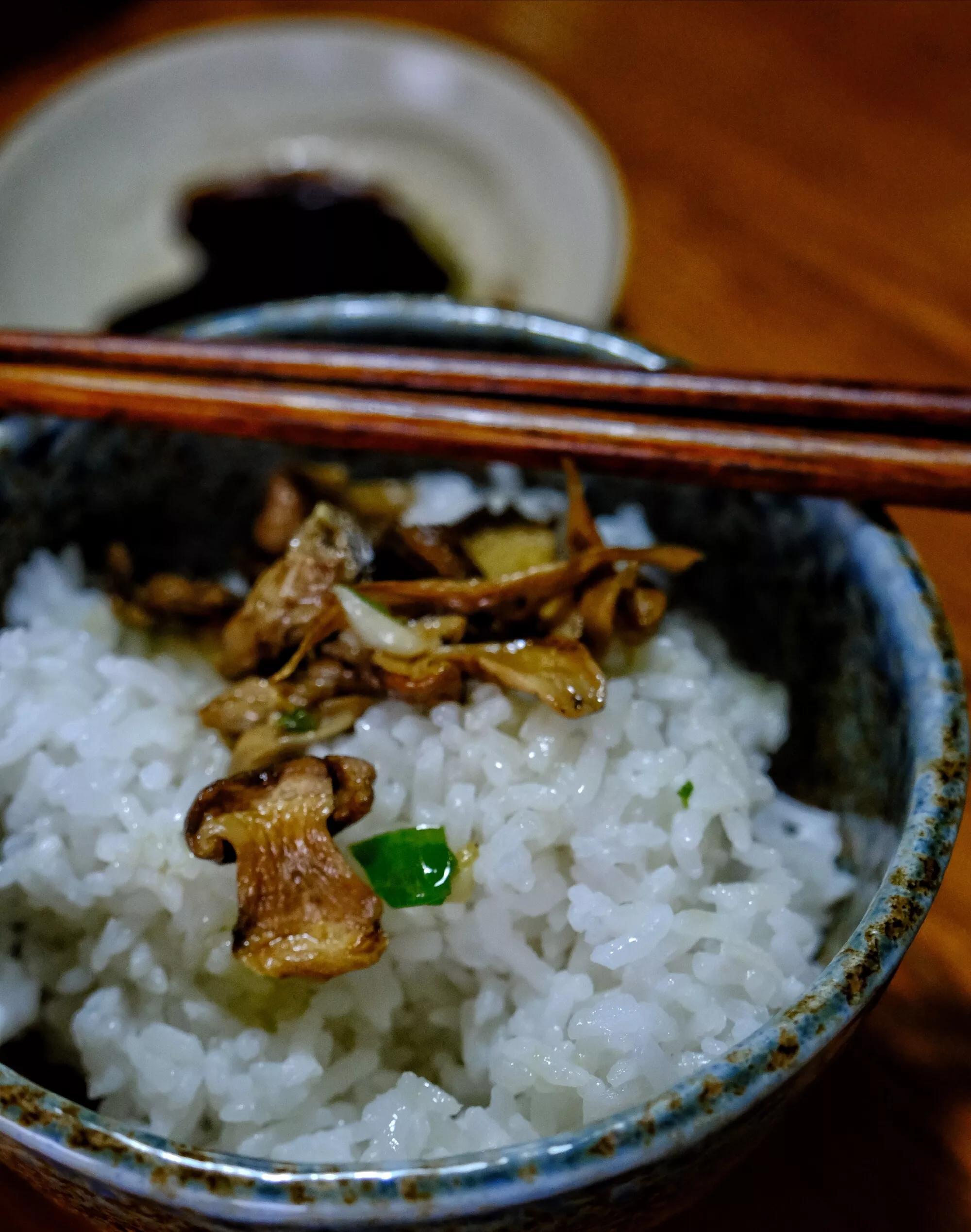 Matsutake chicken broth, chopped garlic and green pepper fried with
