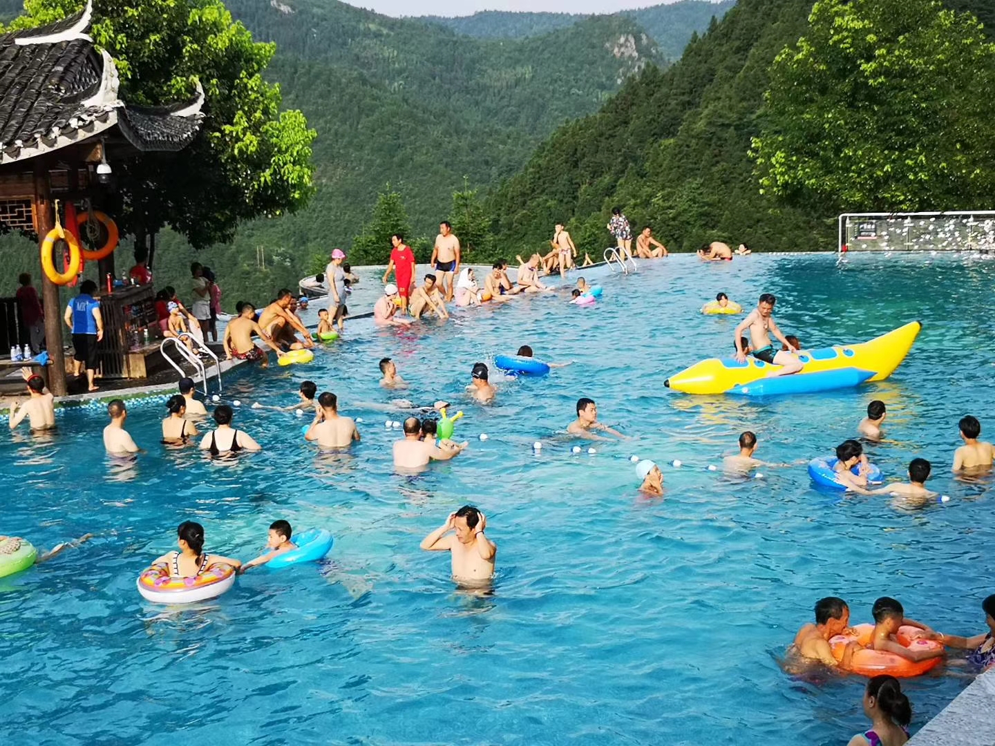 On The First Day Of The National Day Holiday 50 000 Tourists Fueled On the first day of the national day holiday 50 000 tourists fueled