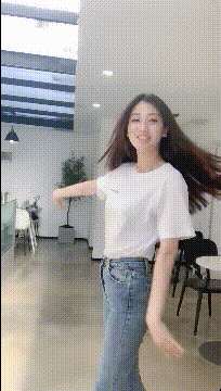 开心的妹子动图：来到大海边，妹子超级开心的！