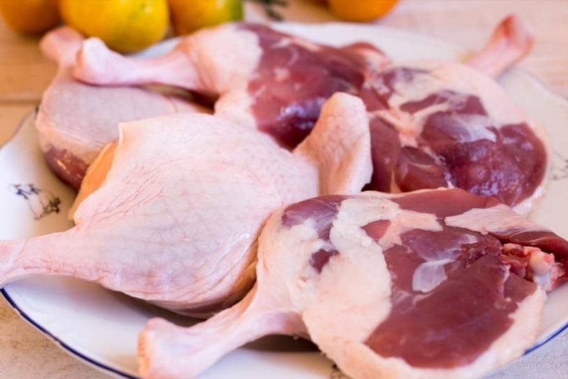 Stew the old duck soup, do not blanch the water to remove the fishy, do