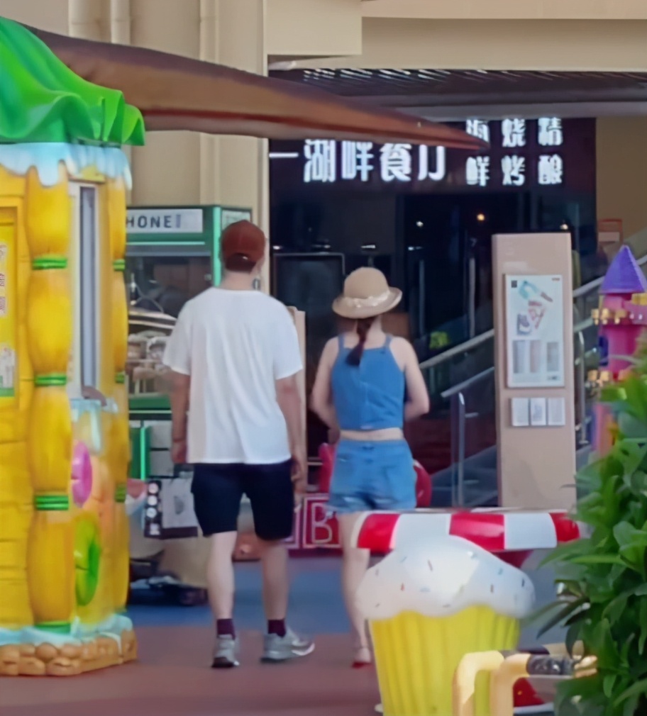 Zhang Yujian took his wife and daughter on a trip, Wu Qian dressed