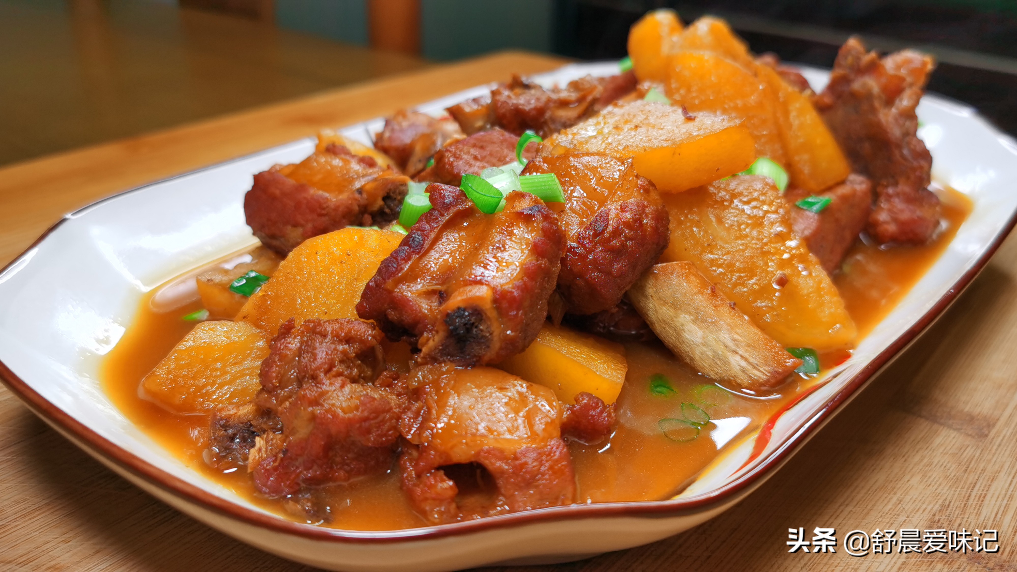 Two catties of ribs, a potato, made into a favorite potato stewed ribs