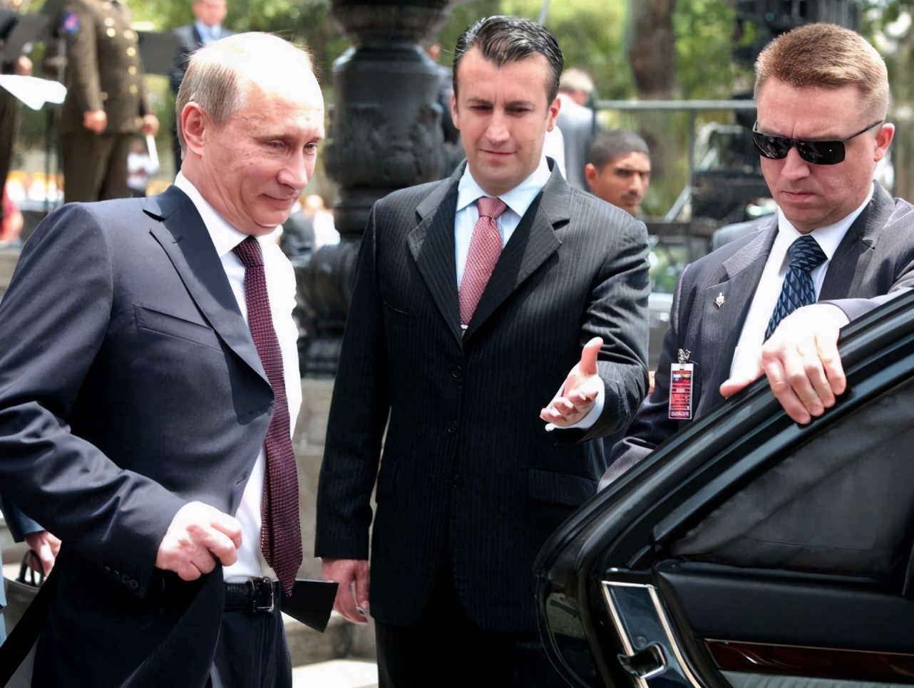 What weapons do the bodyguards around the presidents of various