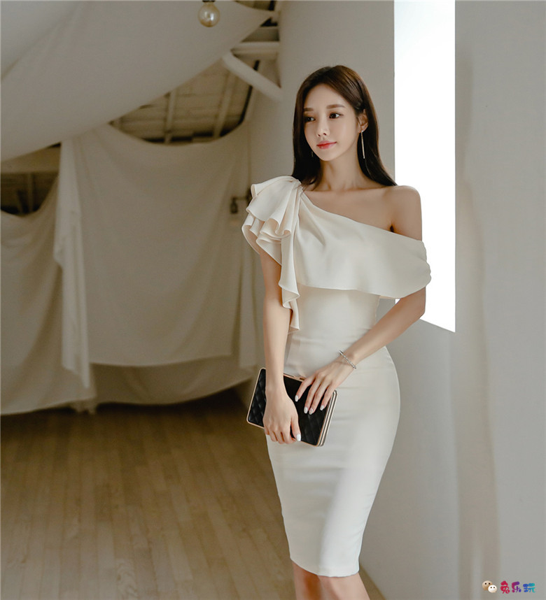 孙允珠丨凤蝶幽梦白鸢尾芳荷露肩礼裙